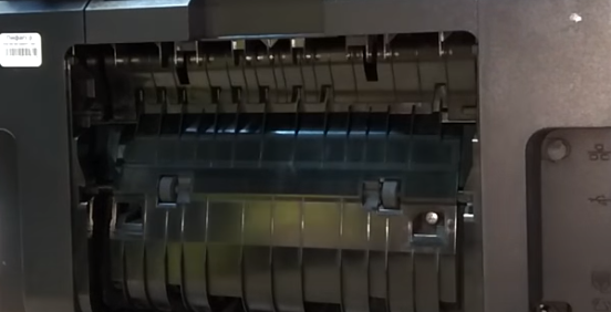 Сняли заднюю крышку. Не видно никаких отклонений от нормы 