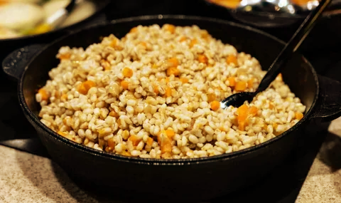 Однако многие стараются избежать встречи с данной крупой, это связанно с тем, что перловка ест очень много времени. 