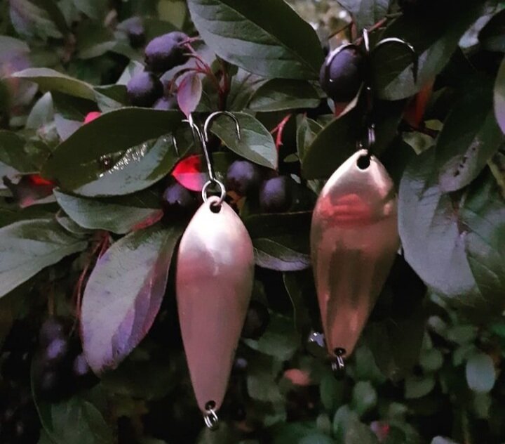 Атом. Белый на красной подложке (слева). Желтый (справо)