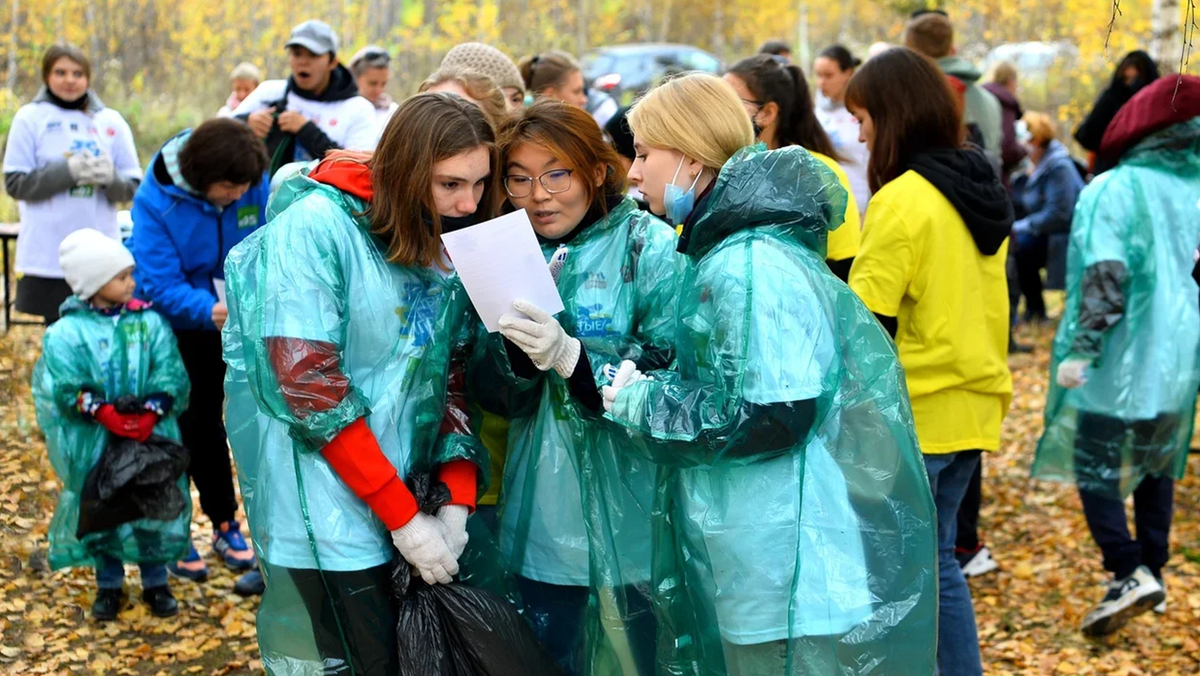 На фото осенний экоквест «Чистые игры — чистый Тобольск 2020». СИБУР ежегодно и на протяжении всего года поддерживает подобные инициативы