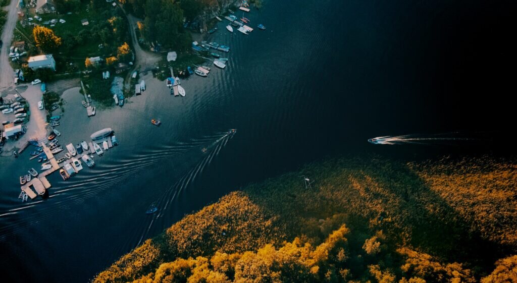 Вид сверху на причалы Кузнечного (Ладожское озеро)