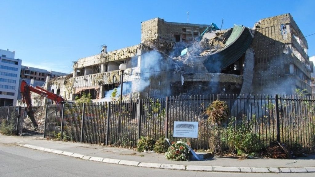 Разрушенное здание китайского посольства в Белграде.