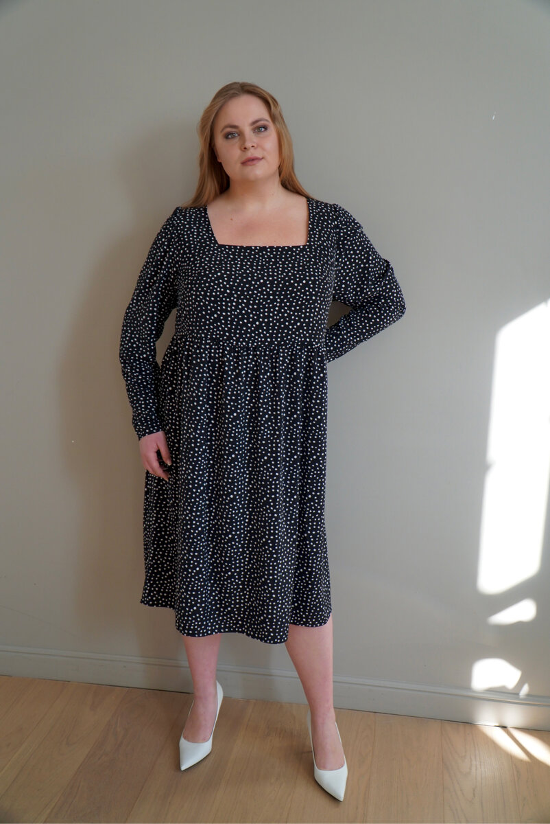 Платье с квадратным вырезом и принтом. Вискоза 65%. 6900 рублей