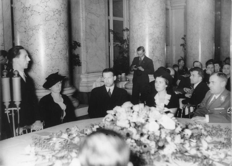Вессели (р.) на приеме с министром Геббельсом, Вена Хофбург, 30 марта 1938