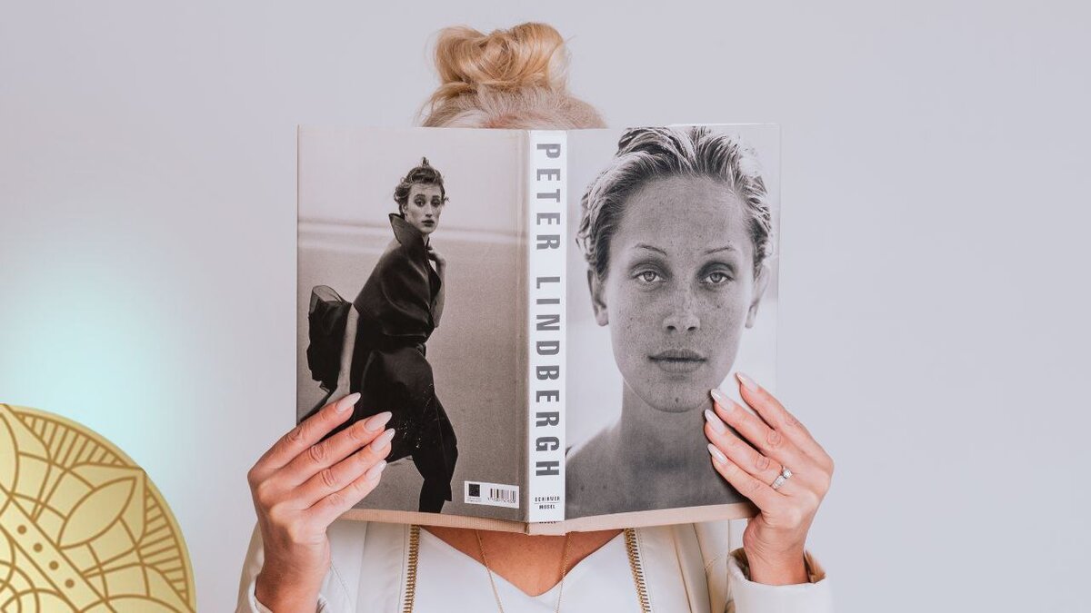 подавленные эмоции. состояние души. посредством фотографий. позы для портретной фотосессии. красивый фотоаппарат.