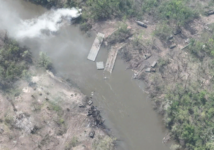 Снимки сделаны не за 1 момент. Здесь есть дым в нескольких метрах от понтонов. Скриншот фото из открытых источников.