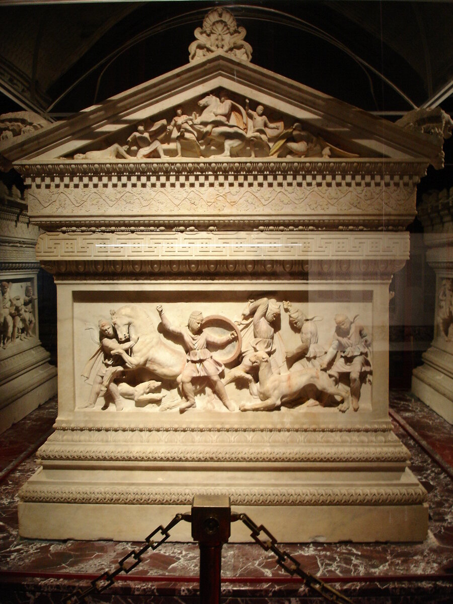 Саркофаг македонского. Саркофаг Мабильона. Alexander Sarcophagus. Саркофаг муз Лувр. Александр Македонский саркофаг.