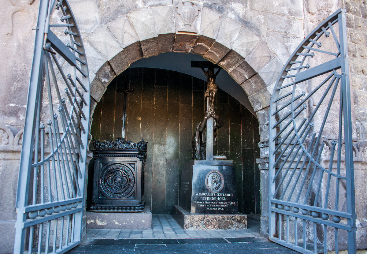 Могилы Грибоедова и его жены