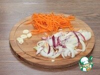     3. Нарезаем очищенные овощи: лук кубиками, чеснок дольками и морковь соломкой.