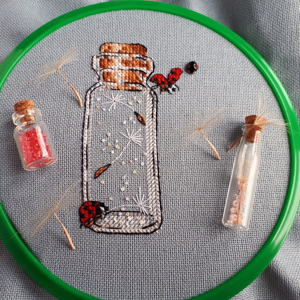 Найдите на фото живую божью коровку