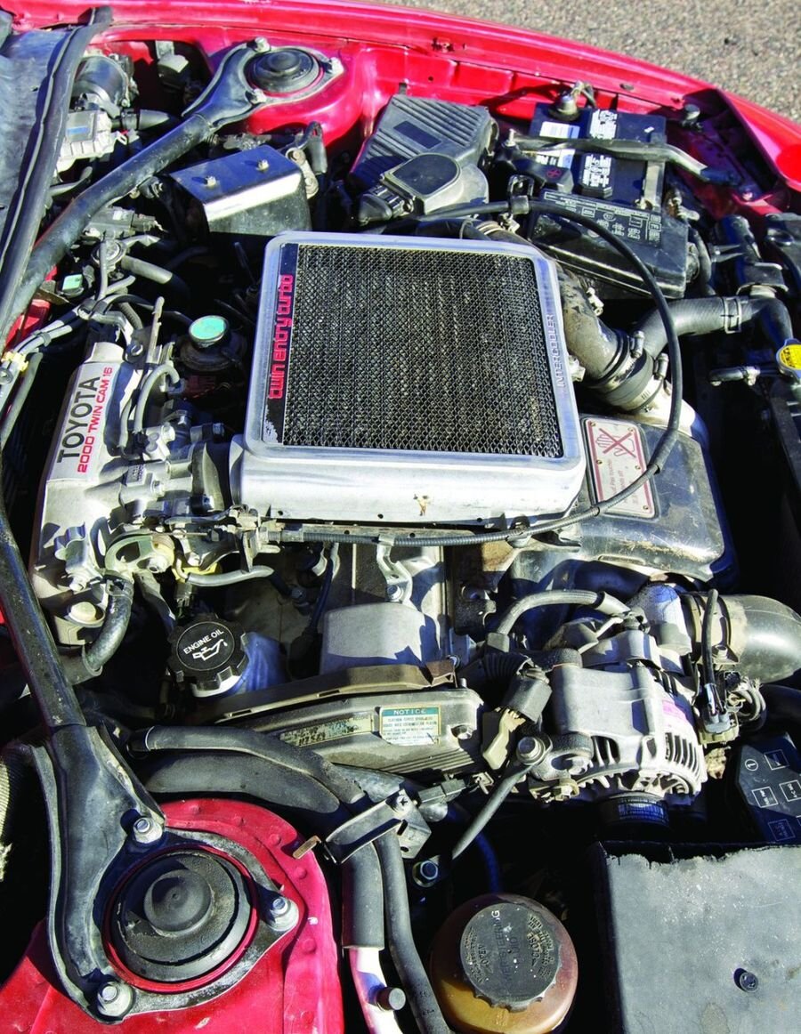 Поперечный 16-клапанный DOHC с турбонаддувом и промежуточным охлаждением 3S-GTE 2,0-литровый четырехцилиндровый двигатель мощностью 200 л.с. при 6000 об / мин и 200 фунт-фут крутящего момента при 3200 об / мин. Турбокомпрессор Toyota CT26b с двумя входами развивал восемь фунтов наддува, а интеркулер воздух-воздух подавался через совок капота.