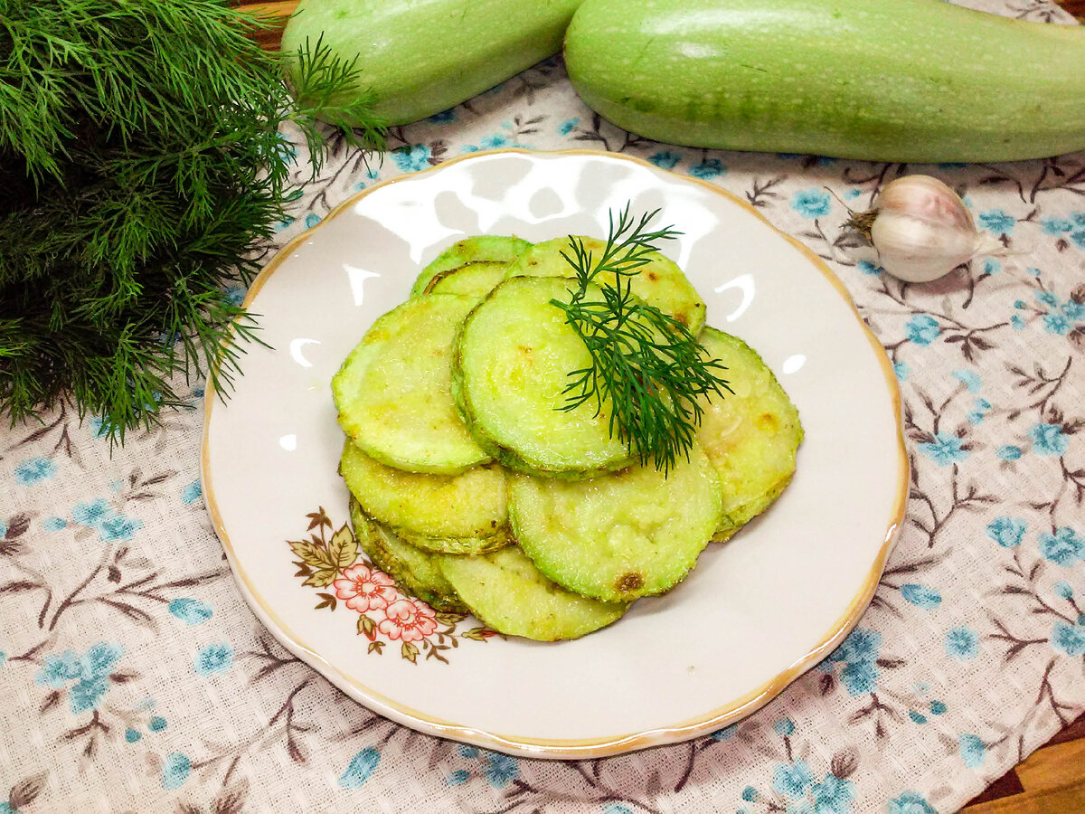 Кабачки жареные мука яйцо. Жареные кабачки НН. Кабачки в кукурузной муке жареные. 500 Гр жареных кабачков. Как красиво подать кабачки жареные к столу.