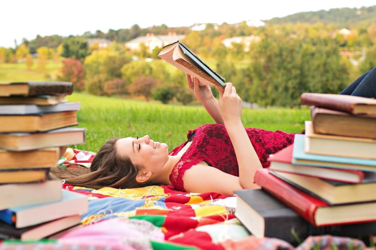 Читаем лучшие книги. Чтение с удовольствием. Молодежь и книга. Книга летом. Чтение книг летом.