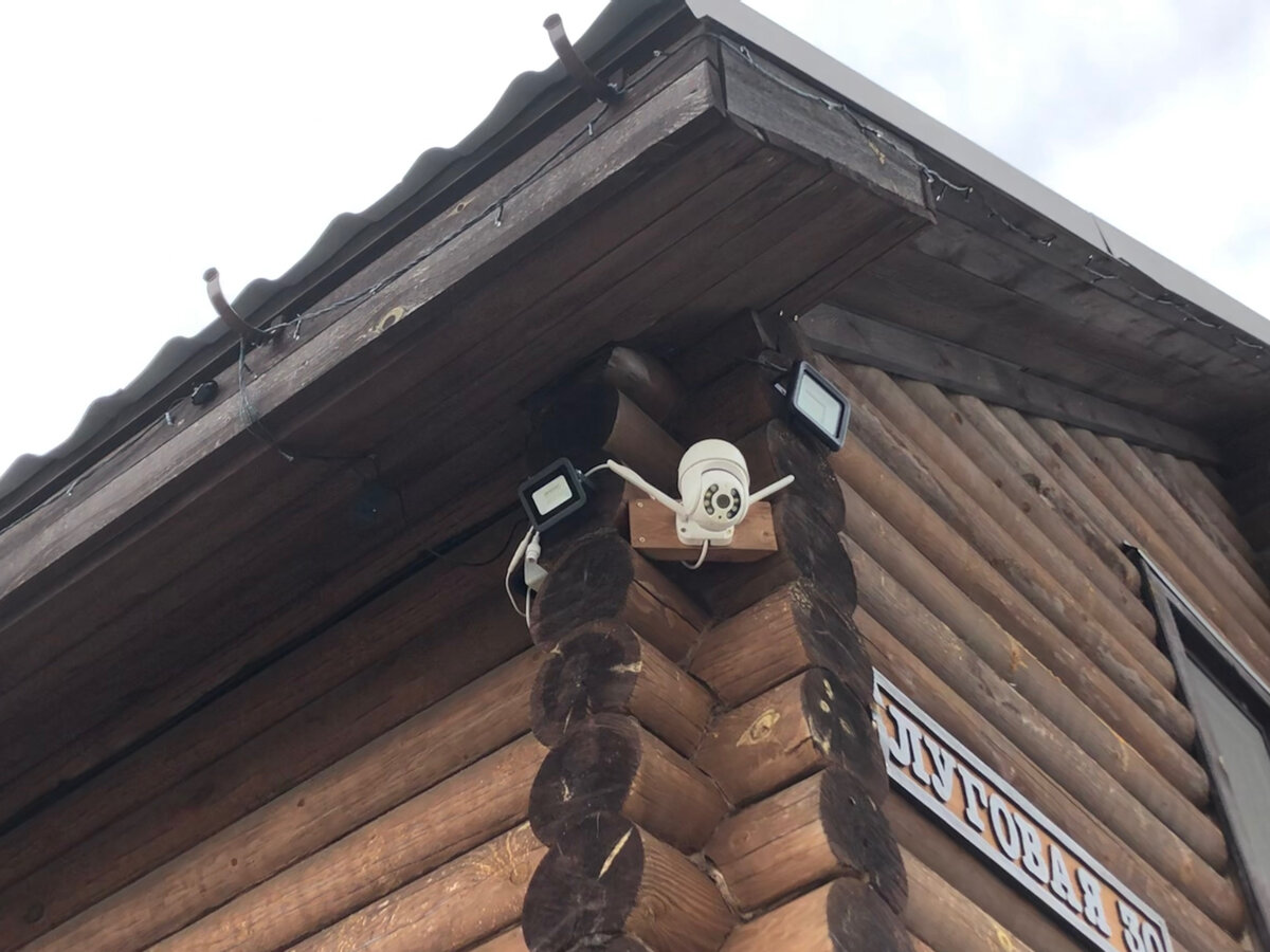 На участке установлено 4 прожектора 