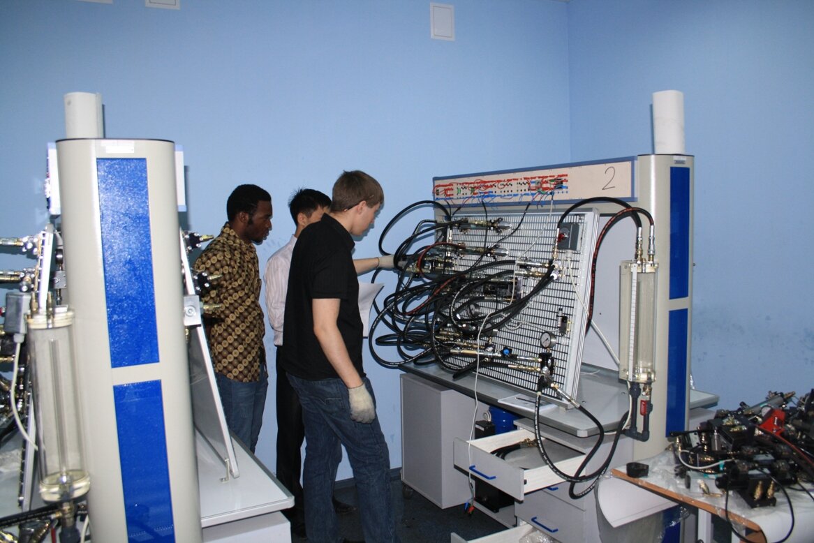 Рис. 1. Мини-бригада студентов ведет монтаж гидросистемы на учебном стенде-тренажере