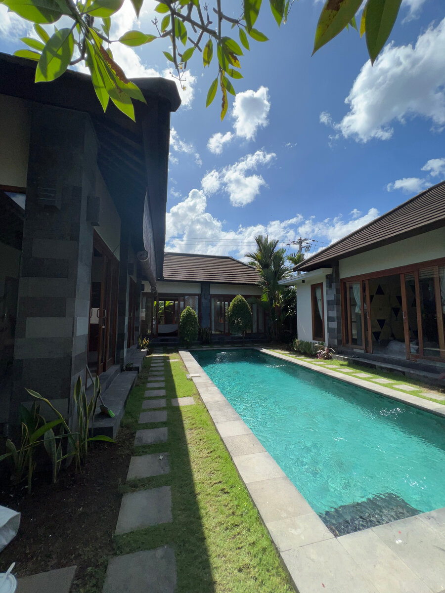 Villa in Uluwatu / Вилла в Улувату. За нее просили 200 mln idr в год. В реальности оказалось очень тесной, с маленькими помещениями. Не стоит своих денег.