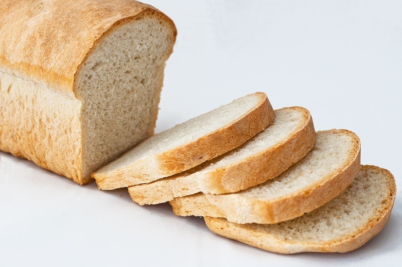 Буханка белого хлеба. Прямоугольный хлеб. Хлебобулочные изделия для детей. Ломтик хлеба. Буханки пшеничные