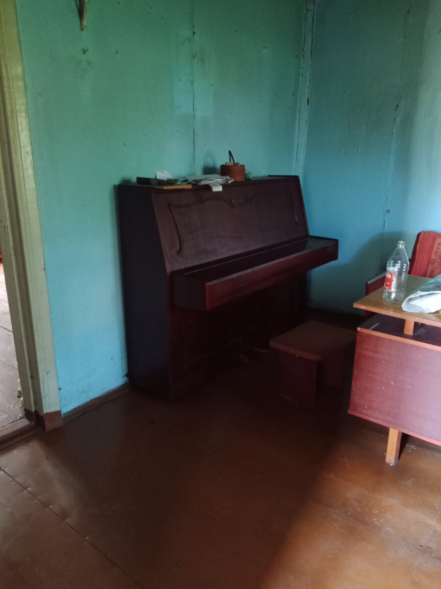 Вот отмытая комната, когда-то гордо именуемая "зал". И пианино, уже весьма расстроенное, при чем уже не нами, а гостями отца.