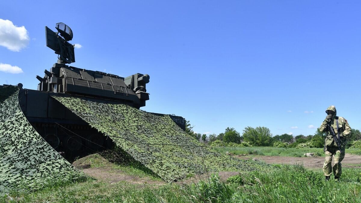    Военнослужащий Вооруженных сил России обходит территорию у зенитного ракетного комплекса "Тор М2У" в зоне проведения спецоперации© РИА Новости