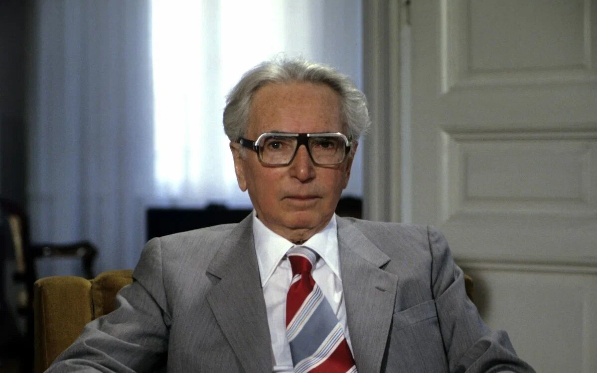 Виктор Эмиль Франкл (1905 –1997), австрийский невролог, психиатр, философ, писатель, переживший Холокост (подвергался пыткам и издевательствам в плену). Основатель  логотерапии, школы психотерапии, которая описывает поиск смысла жизни как центральную мотивационную силу человека. Логотерапия является частью теории экзистенциальной и гуманистической психологии. 