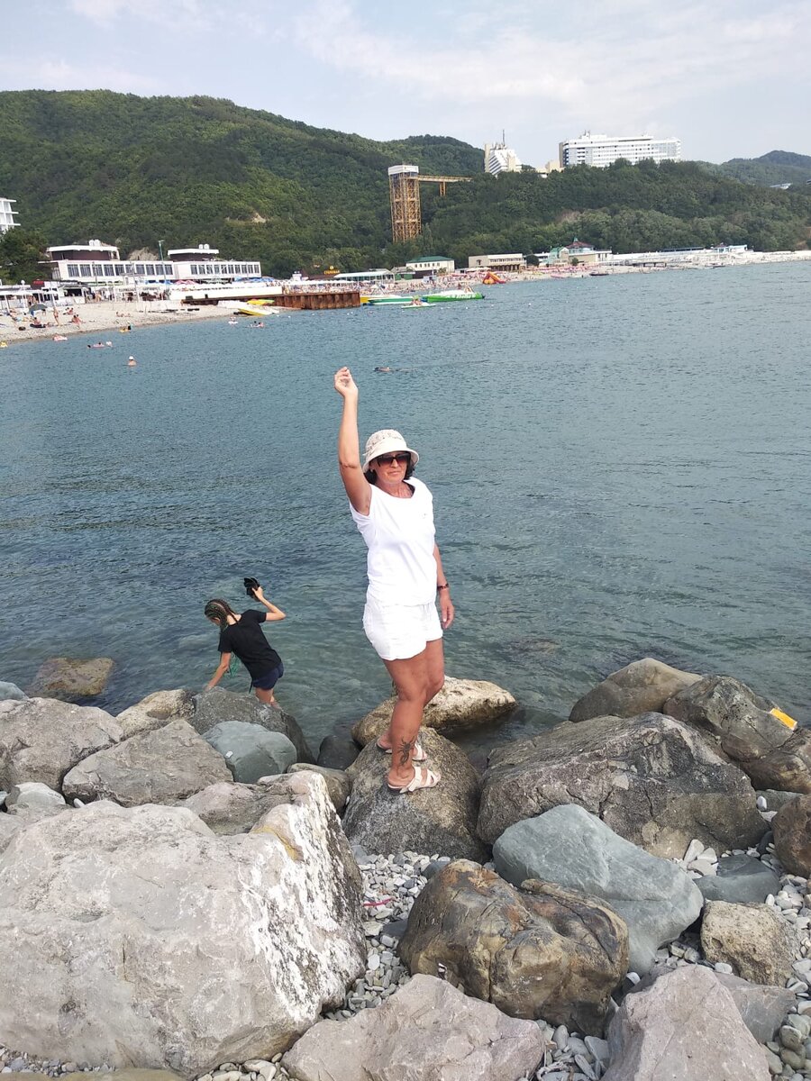 Брошены монетки. Как залог непременного возвращения. Фото подруги.