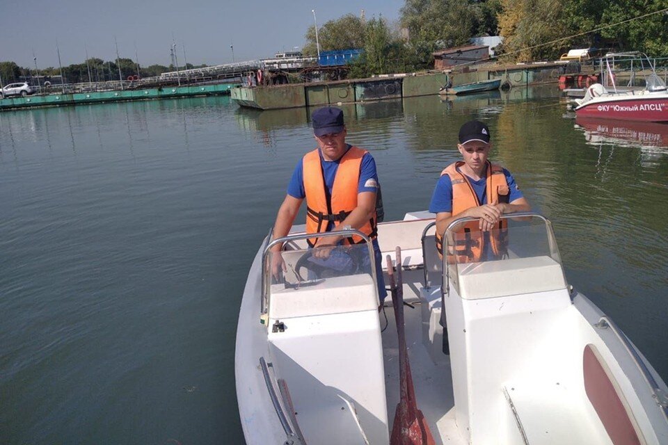     Спасатели Дмитрий Морозов и Михаил Попов. Фото: Ростовское поисково-спасательное подразделение областной службы спасения на воде.