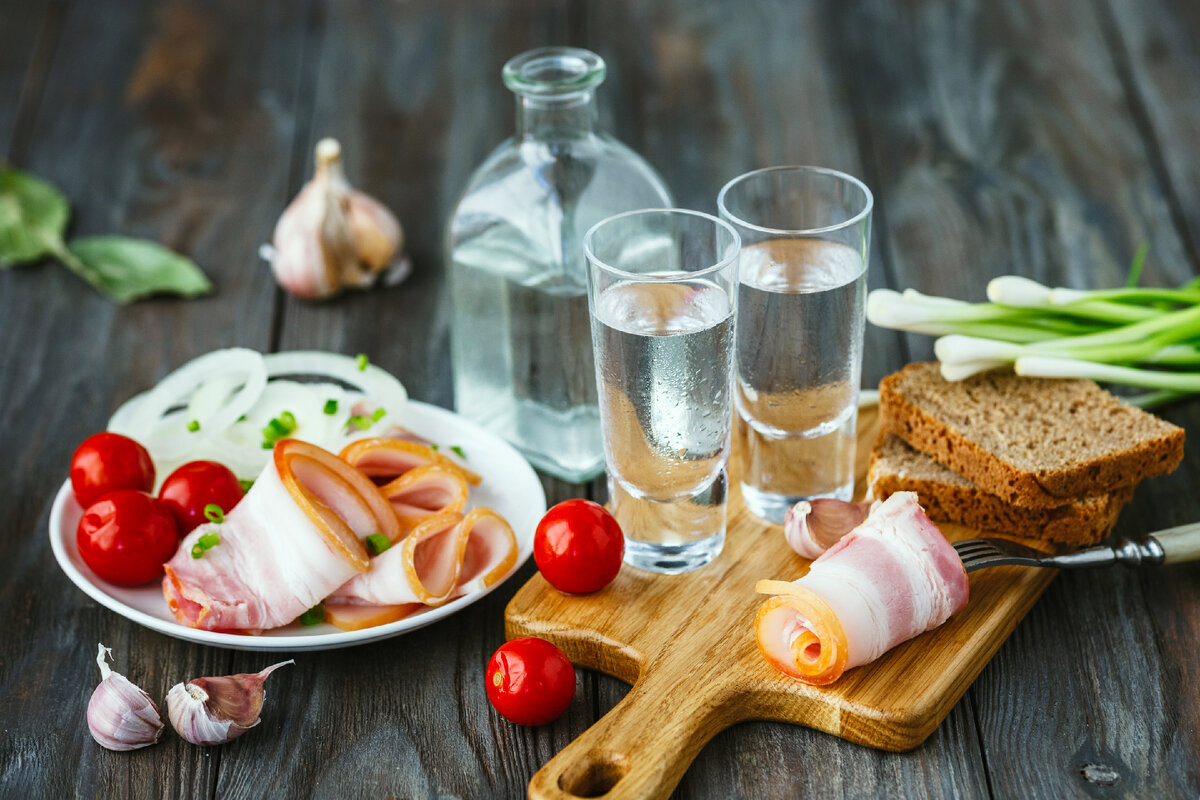 https://ru.freepik.com/free-photo/pouring-strong-alcohol-drink-into-the-glasses-which-are-on-the-wooden-table_7497093.htm#query=alcohol&position=0&from_view=keyword