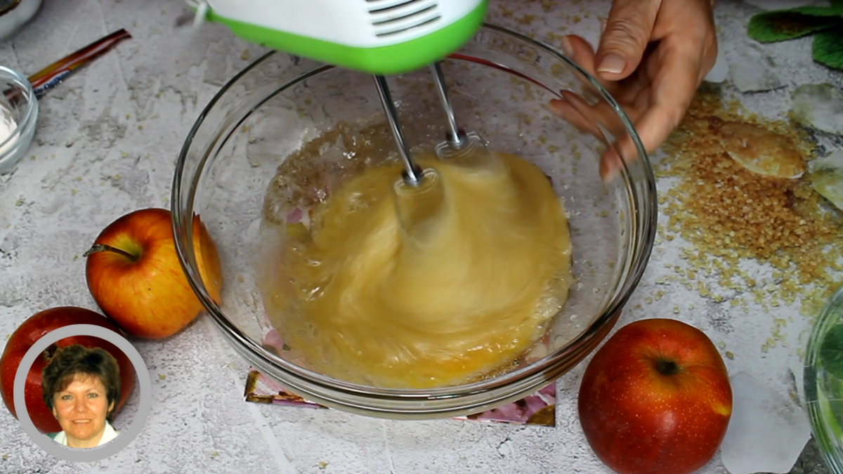 Шарлотка с творогом и яблоками в духовке