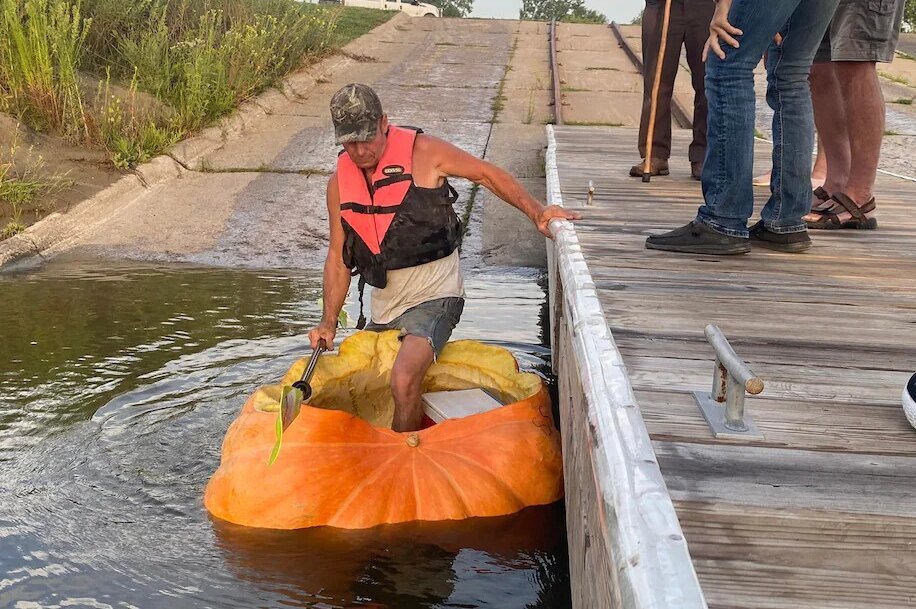     Человек проплыл по реке 61 километр в огромной тыкве