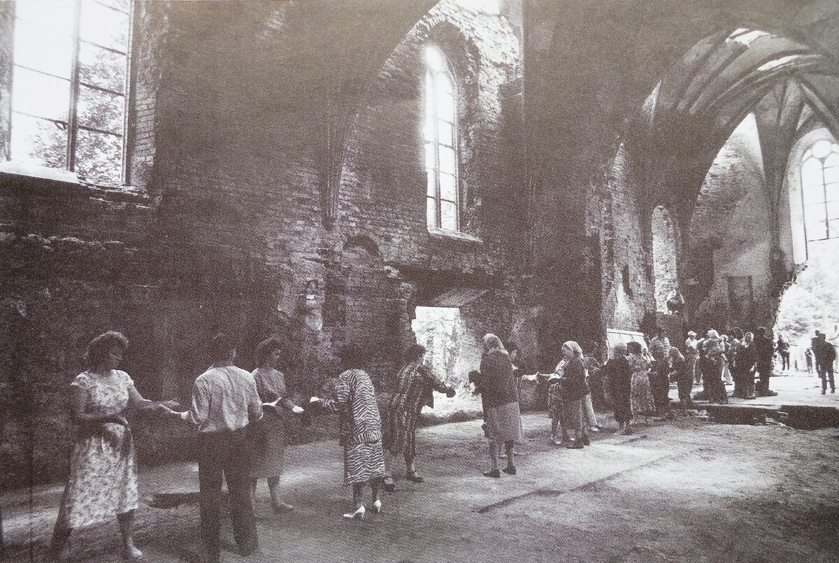 Калининградцы на расчистке кирхи в посёлке Владимирово Багратионовского района. 1990 год