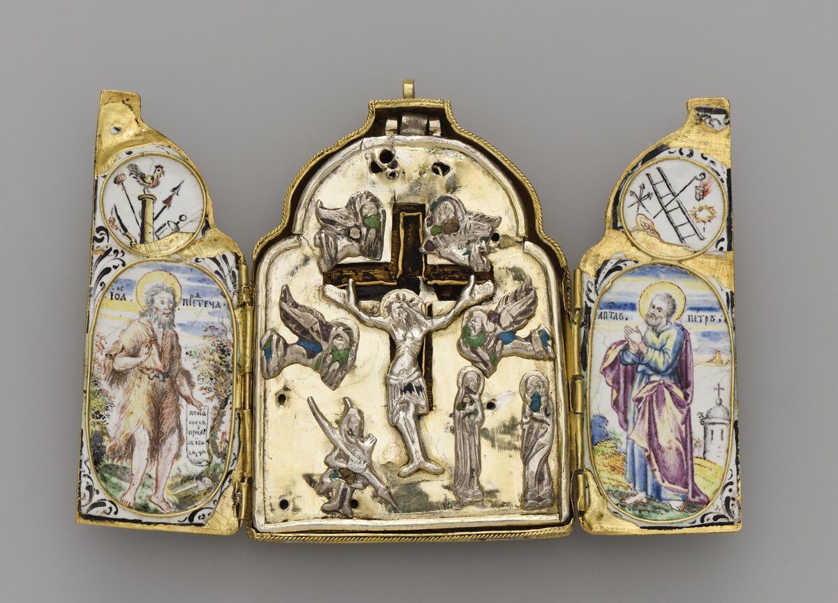    Складень с ковчегом-мощевиком. Складень, Москва, кон. XVII — нач. XVIII вв. Ковчег-мощевик, Россия, Суздаль, XV в. (1414 г.). Музеи Московского Кремля., фото: Музеи Московского Кремля