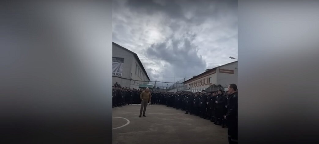 Примерно об этом говорил мужчина, "чудовищно похожий" на Евгения Пригожина, стоящим перед ним заключённым. 