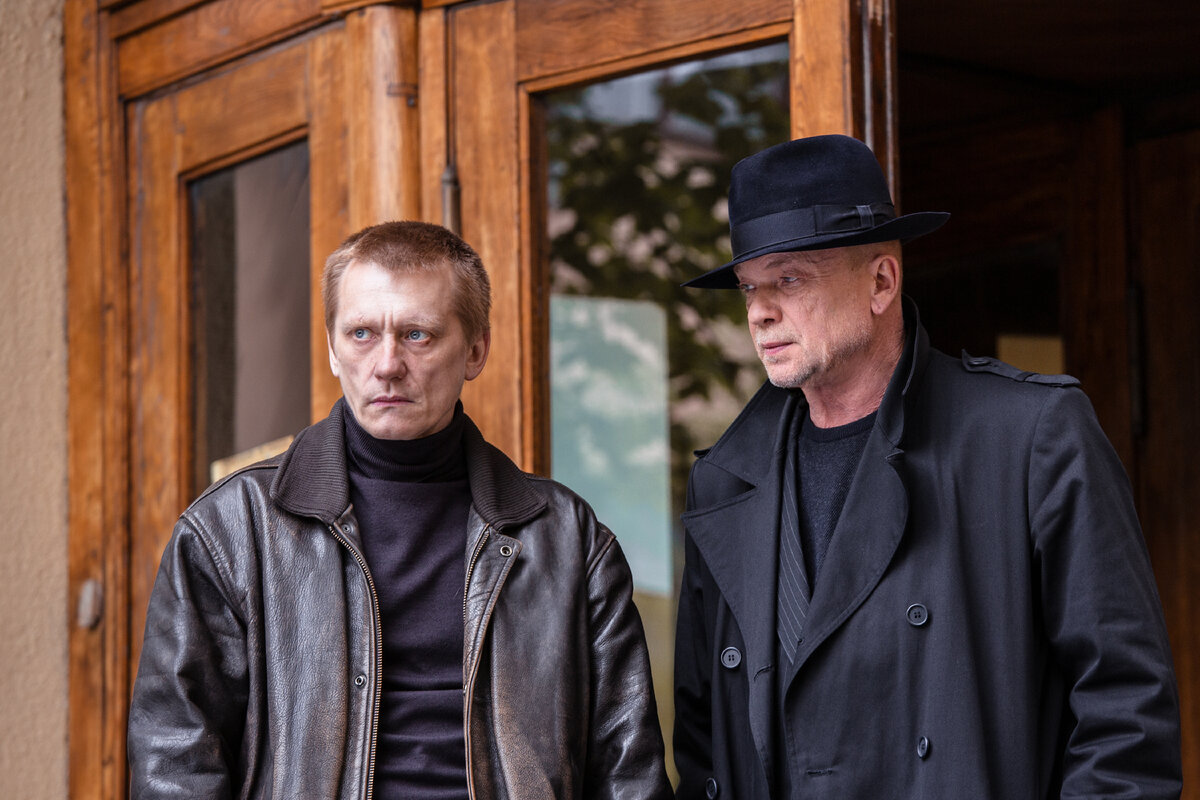 Олег Ягодин в роли Черепа и Андрей Смоляков в роли Ивана Черкасова на съемочной площадке сериала