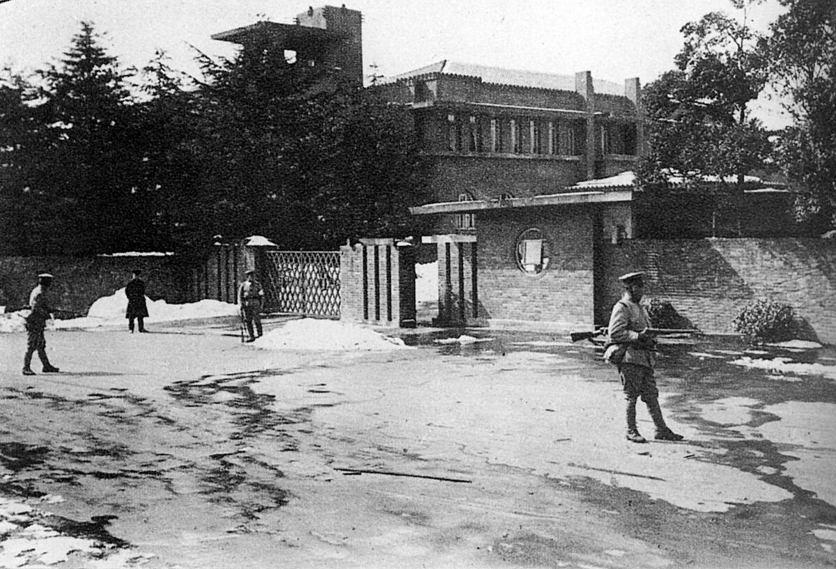 Солдаты повстанцев сторожат дом премьер-министра
