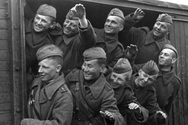    Уральские добровольцы отбывают на фронт. 1943