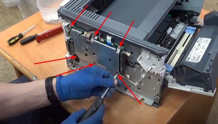 Фото 35. Протягиваем провода, указанные стрелкой