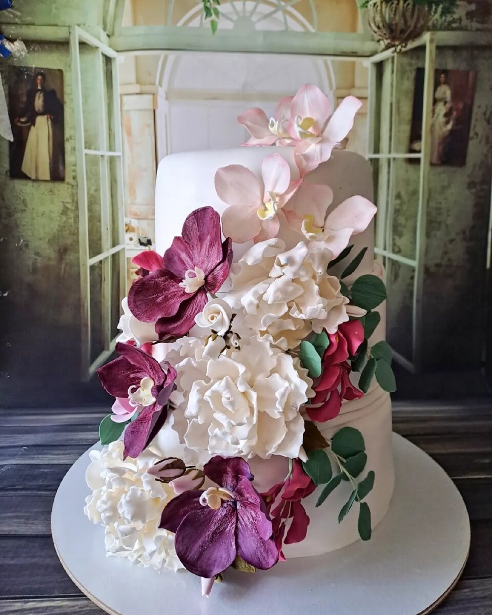 Цветы сделаны мною вручную из сахарной пасты.