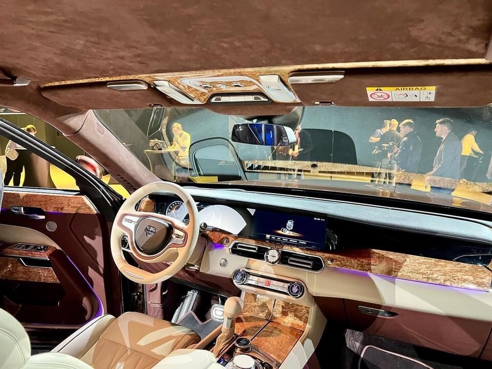  Aurus Komendant - внутри - кожа и дерево.