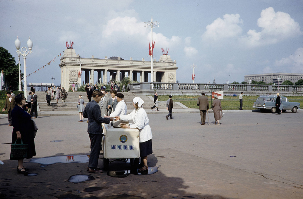 60 80 г ссср. Парк Горького 1950-е Москва. Москва 1959 года в фотографиях Харрисона Формана. Парк Горького Москва 1950. Москва 80-х парк Горького.