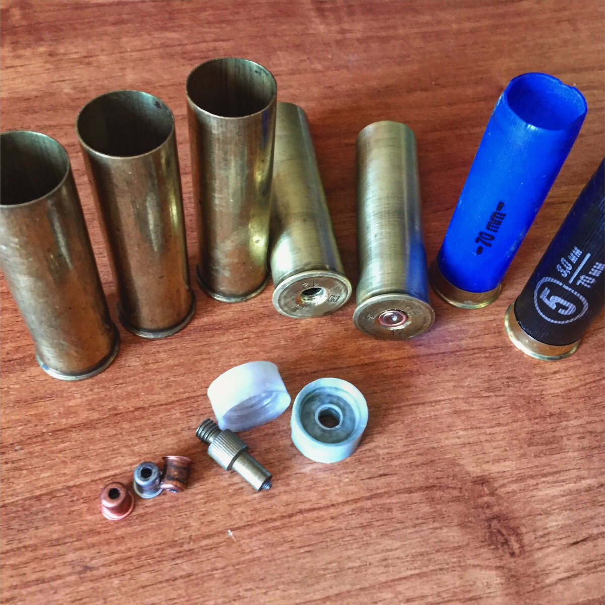 Изначально пытался обтачивать и вклеивать внутрь металлических гильз донные пыжи извлеченные из полиэтиленовых, но потом проверив несколько гильз без них, пришел к выводу, что использование донного пыжа при закрытом капсюле необязательно, гильзы выдержали до 10-15 циклов переснаряжения, бой стабилен