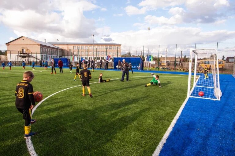    В поселке Колтубановский построено поле с искусственным покрытием для игры в мини-футбол Андрей Севостьянов
