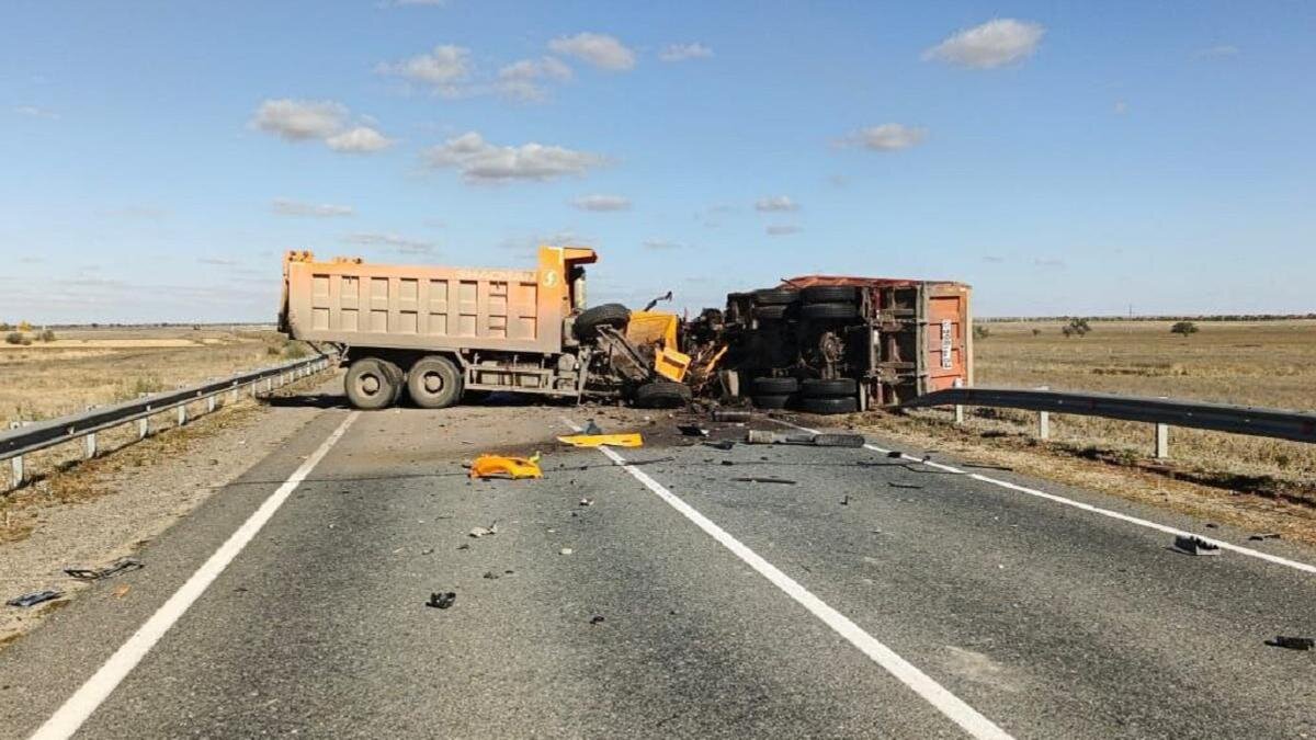    Грузовики столкнулись на трассе в Актюбинской области:t.me/POLICE_of_KZ