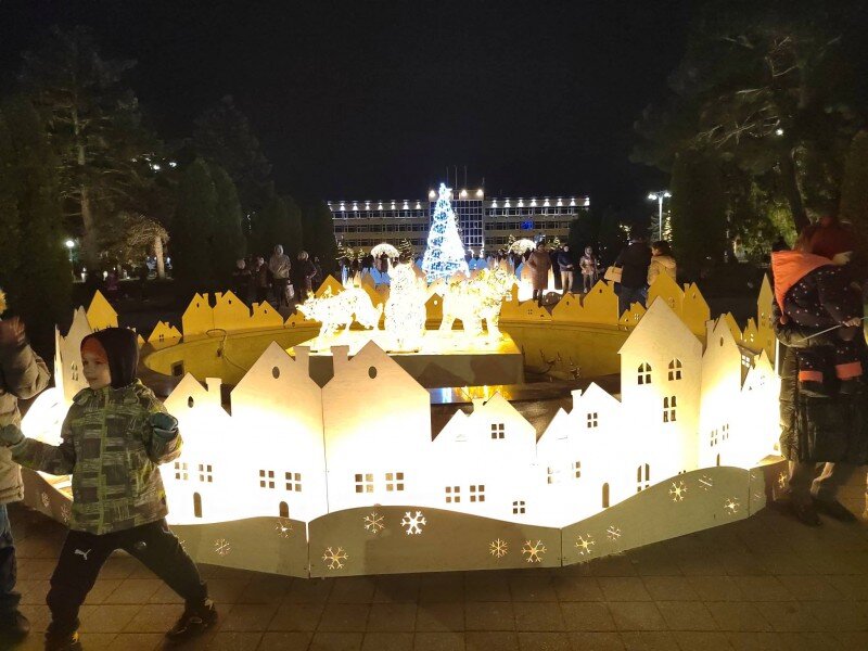 Праздник в парке курортного города, на площади перед зданием Администрации. "ЦАРСТВО, не разделенное само в себе не уничтожится, если его элементы будут объединены в единую систему..