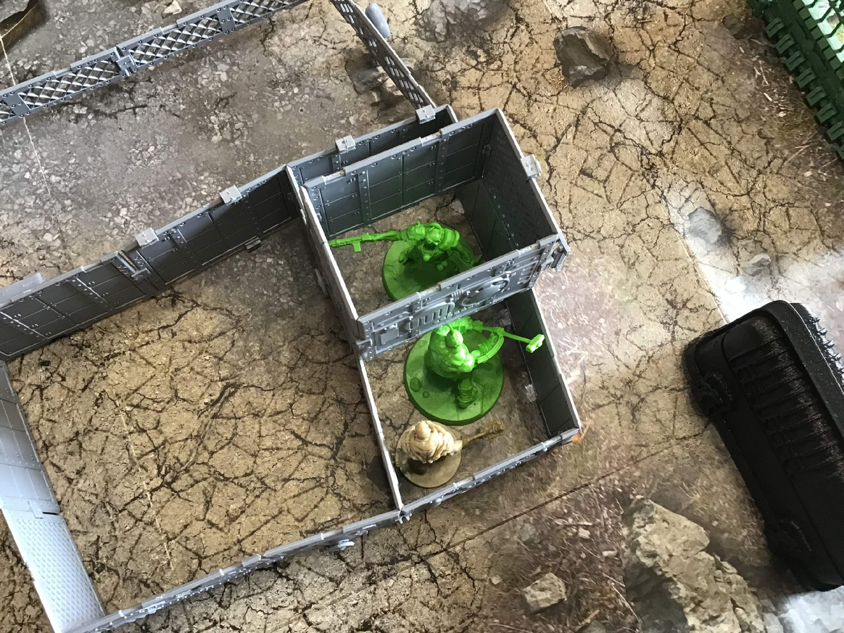 Болеть за того, что с пистолетом.