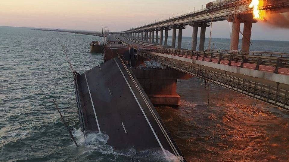     ФСБ установила личности организаторов теракта на Крымском мосту. Главным среди них стал глава военной разведки Украины Кирилл Буданов, пишет ТАСС.