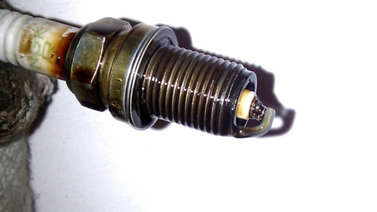 замасленная свеча зажигания