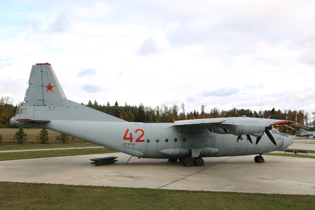 Ан 9 самолет. Ан-12 военно-транспортный самолёт. Ан 9. Ан 30. Ан12 с касаткой.