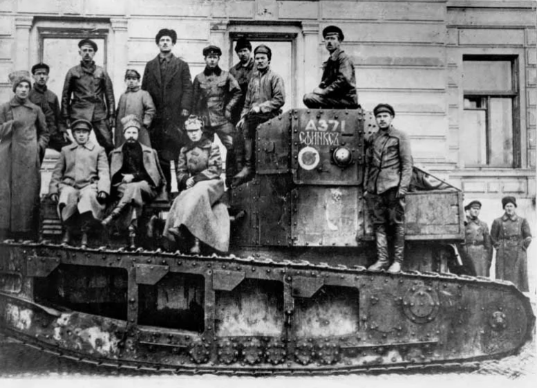 Трофейный английский танк Mk.A «Уиппер». Член Реввоенсовета Южного фронта С. И. Гусев, командующий Южным фронтом М. В. Фрунзе и Д. М. Карбышев (сидят слева направо), 1920 г. Фото из открытых источников