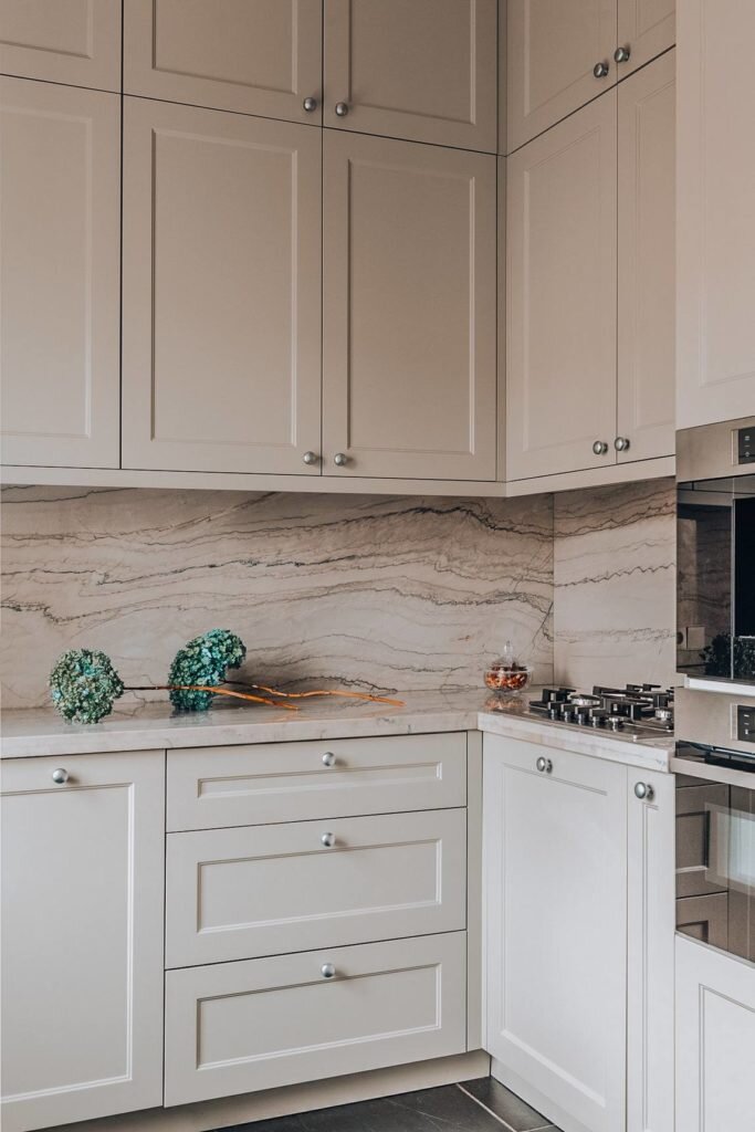 Перепланировка старого фонда. Элегантный классический интерьер квартиры с высокими потолками