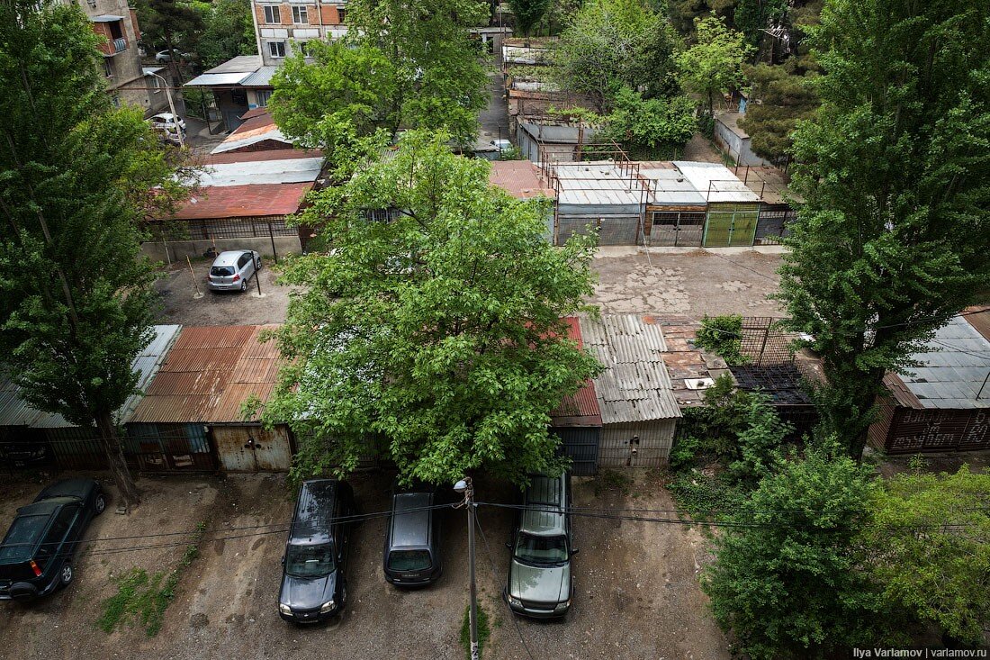 Несколько лет назад я побывал в Грузии. Начать я бы хотел с жилых районов Тбилиси. В далёком 2017 однокомнатная квартира в столице Грузии стоила $30 000.-21